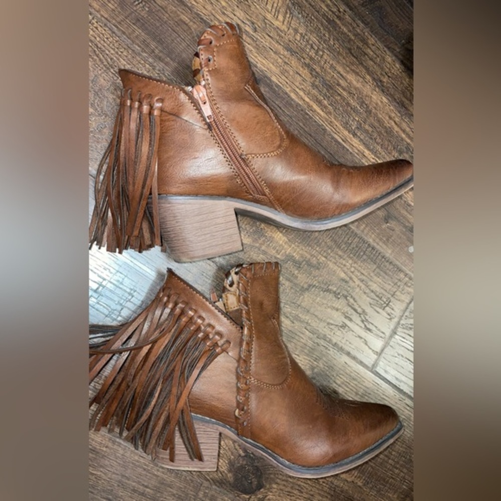 Women’s size 7.5 Pierre western ankle boots. Great condition
